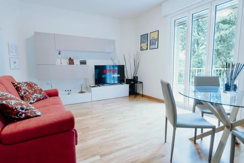 TV and multimedia, Living room, Seating area, Dining area, Evening entertainment