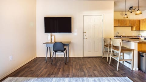 Landing - Modern Apartment with Amazing Amenities (ID7763X83) Apartment in Avondale