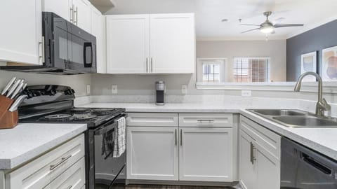 Landing - Modern Apartment with Amazing Amenities (ID9398X92) Apartment in Lewisville