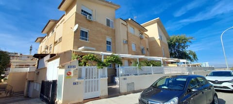 Property building, Facade/entrance, Day, Neighbourhood, Street view, Location, Parking