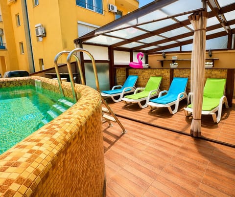 Patio, Swimming pool, sunbed