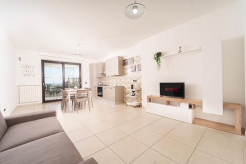 TV and multimedia, Kitchen or kitchenette, Living room, Seating area, Dining area