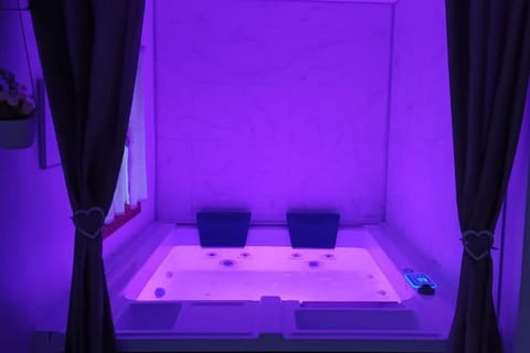 Hot Tub, Spa and wellness centre/facilities