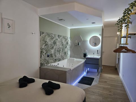 Bed, Natural landscape, Hot Tub, Bathroom, Photo of the whole room, Bedroom, Bath, towels