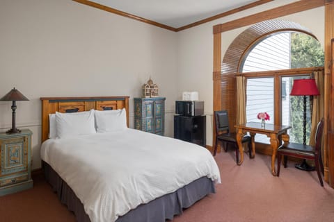 Bed, Seating area, Bedroom, Mountain view
