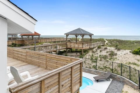 Aqualicious Ocean front, Private heated pool House in Ocean Isle Beach