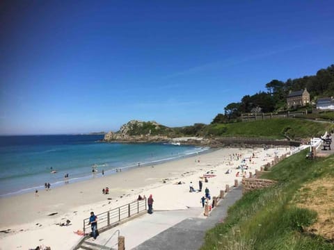 TRESTRIGNEL MAGNIFIQUE VUE MER. Studio à PERROS-GU Apartment in Perros-Guirec