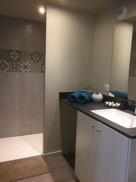 TRESTRIGNEL MAGNIFIQUE VUE MER. Studio à PERROS-GU Apartment in Perros-Guirec