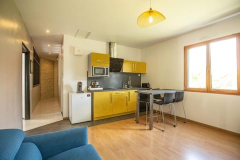 Kitchen or kitchenette, Dining area, minibar, stove