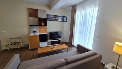 Communal lounge/ TV room, TV and multimedia, Living room, Seating area, Dining area, Evening entertainment, hair dresser