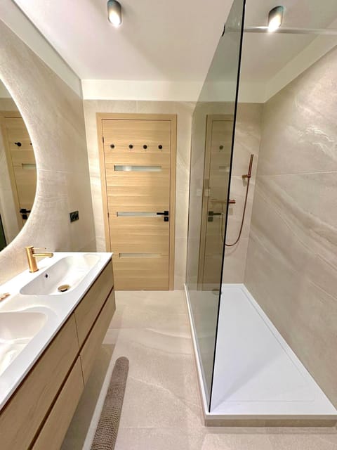 MONACO # MENTON - 6 PERSONS - 2 BEDROOMS - FULL RENOVATED - FULL CLIM - HYPERCENTER - BEACH AND SUn Apartment in Menton