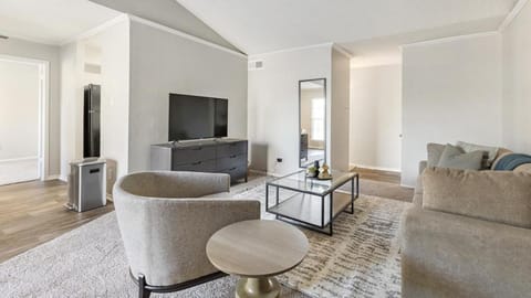 Landing - Modern Apartment with Amazing Amenities (ID1231X643) Apartment in Arlington