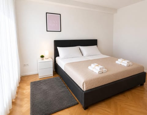 Bed, Photo of the whole room, Bedroom, towels