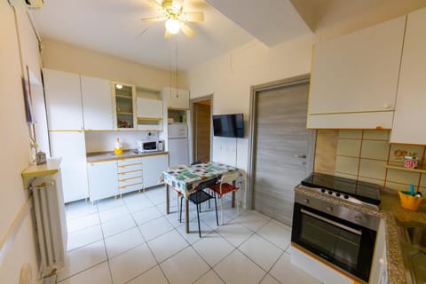 Kitchen or kitchenette, Dining area, pet friendly