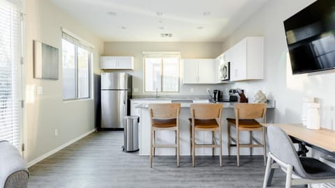 Landing - Modern Apartment with Amazing Amenities (ID8264X85) Apartment in Estrella Village