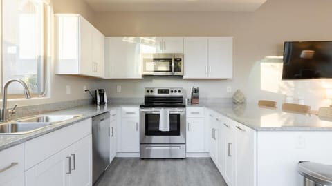 Landing - Modern Apartment with Amazing Amenities (ID8264X85) Apartment in Estrella Village