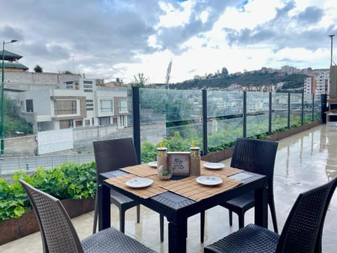 Natural landscape, BBQ facilities, Fishing, Garden, Coffee/tea facilities, View (from property/room), Balcony/Terrace, Living room, Decorative detail, Pets, City view, Mountain view, Breakfast, Lunch, Sunrise, locker, VIP