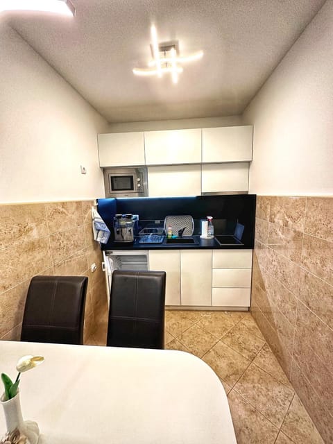 Kitchen or kitchenette, Dining area, minibar, oven