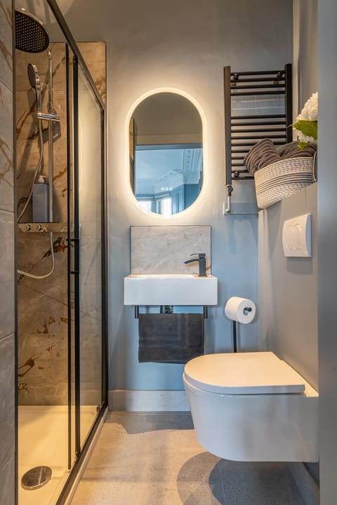 Shower, Toilet, Bathroom, towels