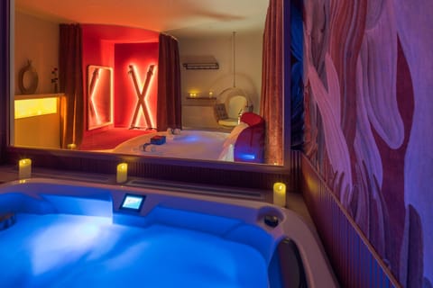 Bed, Hot Tub, Spa and wellness centre/facilities, Spa and wellness centre/facilities, Spa and wellness centre/facilities, Photo of the whole room, Decorative detail, Decorative detail, Bedroom, fireplace, fireplace