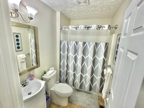 Shower, Toilet, Bathroom, Bath, towels