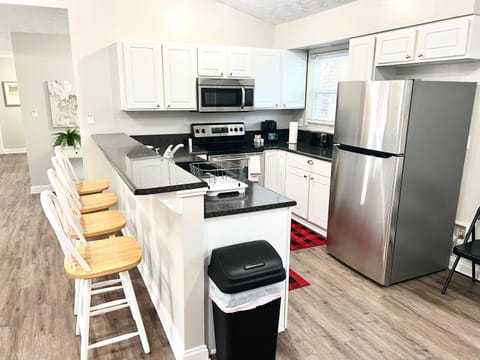 Kitchen or kitchenette, dishwasher, minibar, oven, stove, toaster