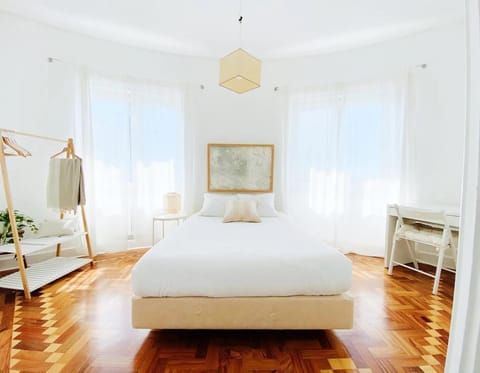 Bed, Photo of the whole room, Decorative detail, Bedroom