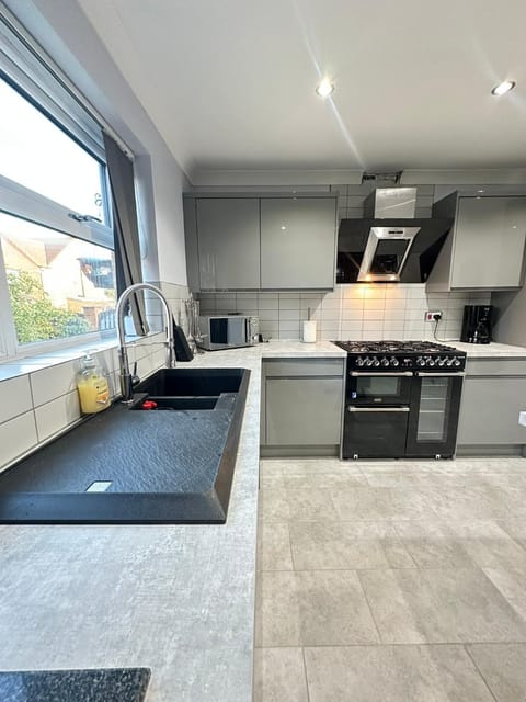 Contractors Home - 4 Bedroom Long Stays Welcome - Barnsley House in Borough of Barnsley