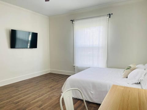 Chic Crosstown Bungalow with large fenced backyard Villa in Memphis