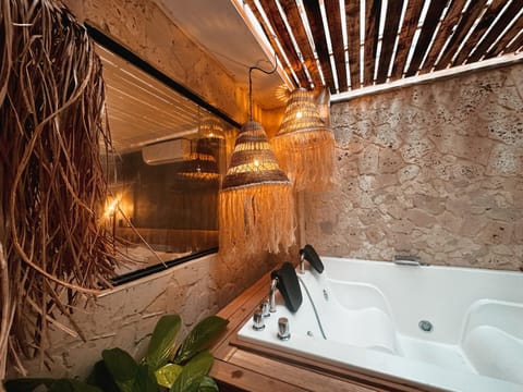 Hot Tub, Bathroom, Decorative detail, Bath