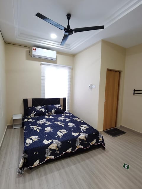 Bed, Photo of the whole room, Bedroom, fireplace