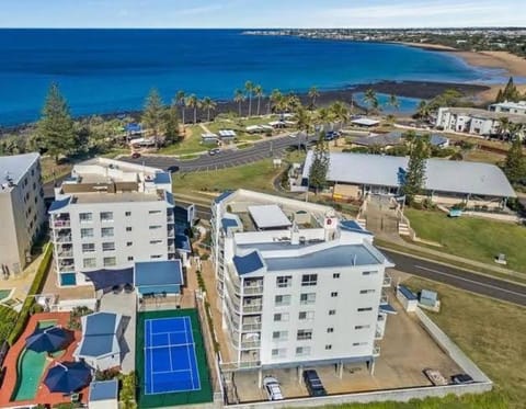 Property building, Neighbourhood, Natural landscape, Bird's eye view, Sea view, Swimming pool
