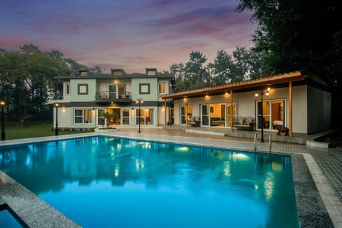Property building, Day, Pool view, Swimming pool, sunbed