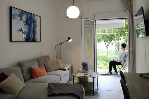 Patio, Garden, TV and multimedia, Living room, Seating area