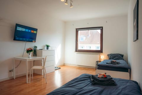 Bed, TV and multimedia, Photo of the whole room, Seating area, Bedroom