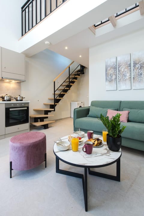 Kitchen or kitchenette, Living room, Seating area, Dining area