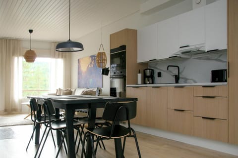 Coffee/tea facilities, Kitchen or kitchenette, Dining area, stove, toaster