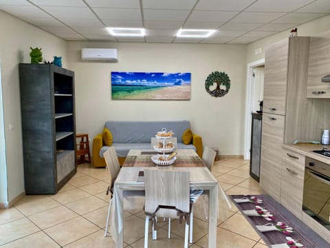 Kitchen or kitchenette, Living room, Dining area, minibar, pet friendly, stove, air conditioner