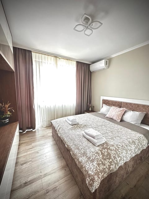 Bed, Photo of the whole room, Bedroom, air conditioner