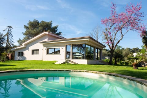 Property building, Day, Garden, Garden view, Swimming pool