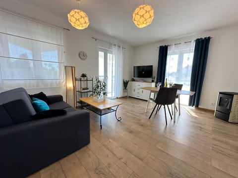 Communal lounge/ TV room, TV and multimedia, Living room, Seating area, Dining area, Evening entertainment