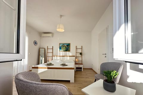 Seating area, air conditioner