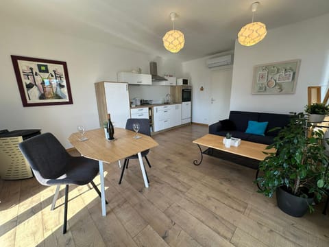 Kitchen or kitchenette, Living room, Seating area, Dining area, minibar, pet friendly, stove