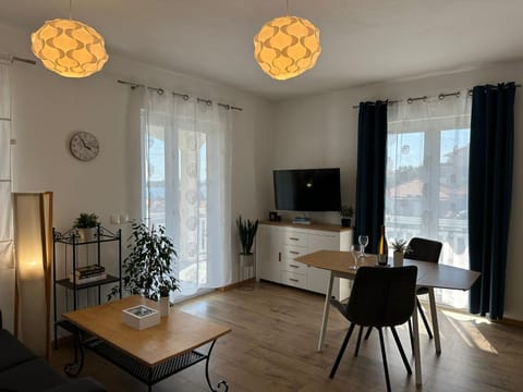 Communal lounge/ TV room, TV and multimedia, Living room, Seating area, Dining area, Evening entertainment