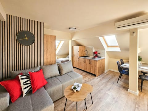 Kitchen or kitchenette, Living room, Seating area, Dining area