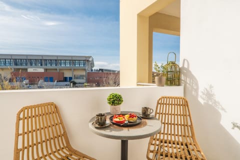 Property building, Patio, Day, View (from property/room), Balcony/Terrace, Food and drinks, Food, Breakfast, Continental breakfast