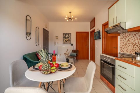 Kitchen or kitchenette, Living room, Food and drinks, Seating area, Dining area, Food