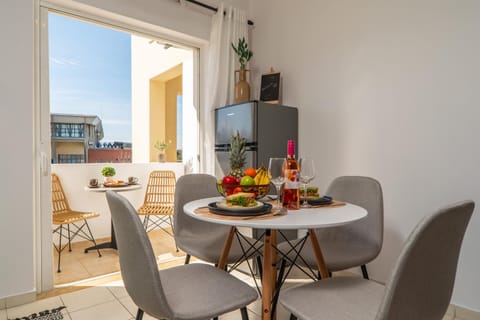 Food and drinks, Seating area, Dining area, Food