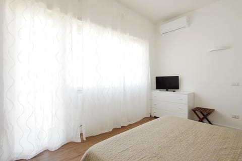 Bed, TV and multimedia, Bedroom, air conditioner