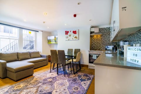 Kitchen or kitchenette, Living room, Seating area, Dining area